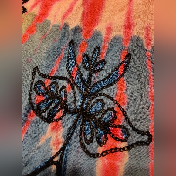 3 for 25!!!! ASHLEY INTERNATIONAL Bermuda shorts and 2 TOPS!! - Picture 10 of 14